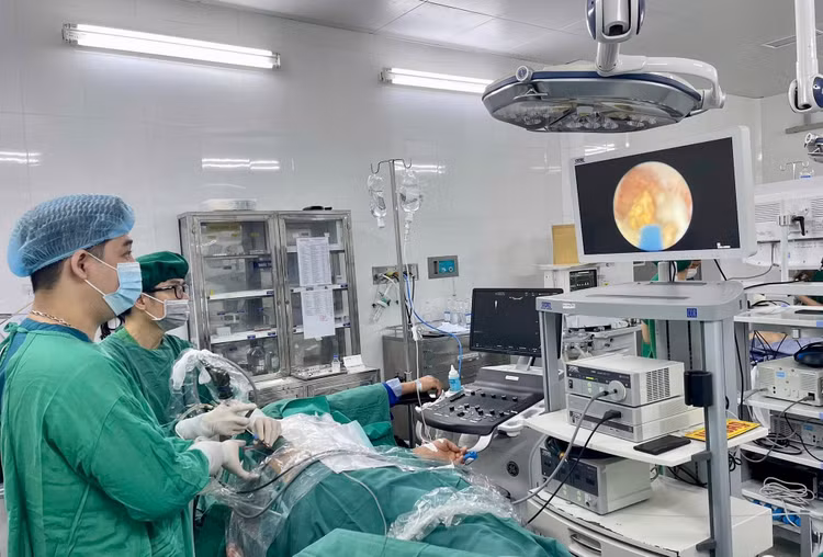Tán sỏi tiên tiến cứu thận duy nhất cho người đàn ông 46 tuổi - Ảnh BVCC Tán sỏi tiên tiến cứu thận duy nhất cho người đàn ông 46 tuổi - Ảnh BVCC