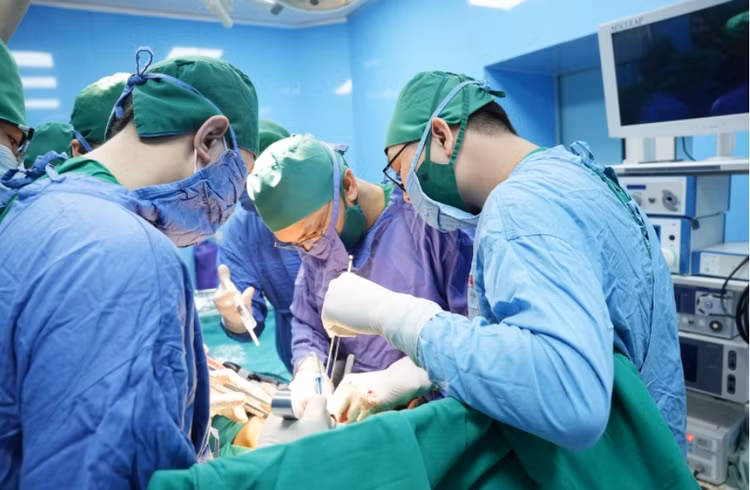 Ca phẫu thuật cắt khối u và lấy sỏi thận cho bệnh nhân - Ảnh BVCC