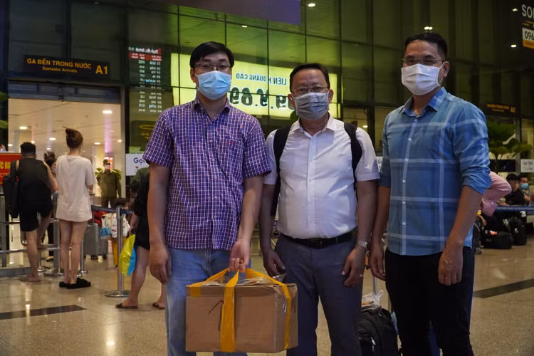 Các bác sĩ xuyên đêm vận chuyển thuốc để cứu bệnh nhân Các bác sĩ xuyên đêm vận chuyển thuốc để cứu bệnh nhân