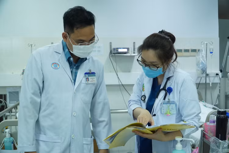 Trao đổi phác đồ điều trị để cứu bệnh nhân Trao đổi phác đồ điều trị để cứu bệnh nhân