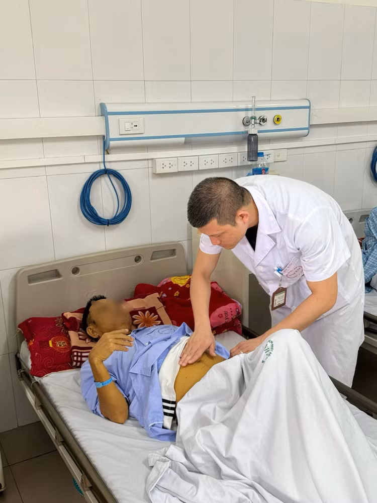 Thăm khám cho bệnh nhân suy gan cấp tại bệnh viện Nhiệt đới Trung ương - Ảnh BVCC Thăm khám cho bệnh nhân suy gan cấp tại bệnh viện Nhiệt đới Trung ương - Ảnh BVCC
