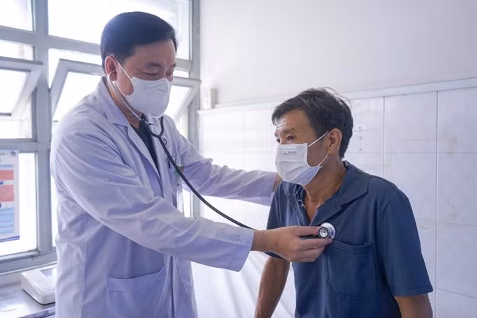 TS.BS. Tiêu Chí Đức thăm khám cho người bệnh trước khi xuất viện