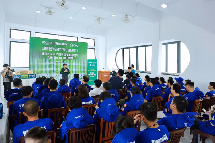Ông Lê Văn Sử - Phó chủ tịch UBND tỉnh Cà Mau - chia sẻ về vai trò của rừng ngập mặn trong ứng phó với biến đổi khí hậu và cô lập carbon. Ông Lê Văn Sử - Phó chủ tịch UBND tỉnh Cà Mau - chia sẻ về vai trò của rừng ngập mặn trong ứng phó với biến đổi khí hậu và cô lập carbon.