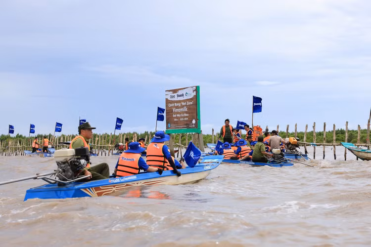 Hoạt động nhân viên tham gia tái sinh rừng được Vinamilk thực hiện thường niên để đóng góp cho dự án Cánh rừng Net Zero. Hoạt động nhân viên tham gia tái sinh rừng được Vinamilk thực hiện thường niên để đóng góp cho dự án Cánh rừng Net Zero.