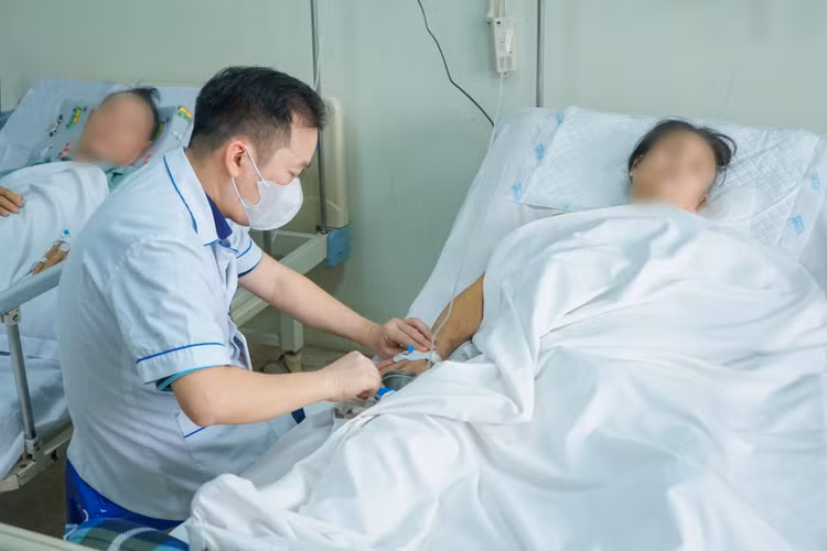Thăm khám cho bệnh nhân sau phẫu thuật - Ảnh BVCC