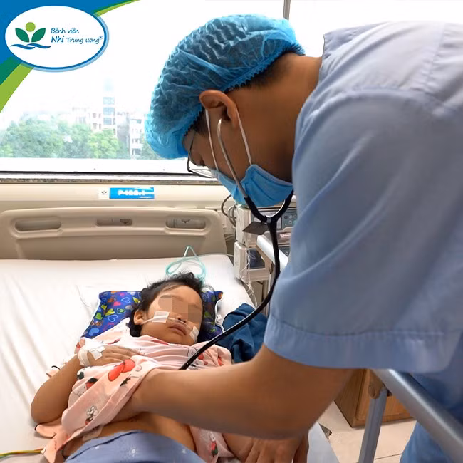 ThS. BS Trần Bá Dũng – Khoa Điều trị tích cực Nội khoa thăm khám cho bé N.H