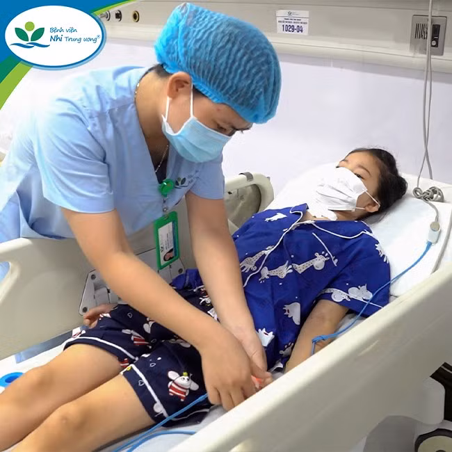 PGS.TS Tạ Anh Tuấn - Trưởng Khoa Điều trị tích cực Nội khoa thăm khám cho bệnh nhi