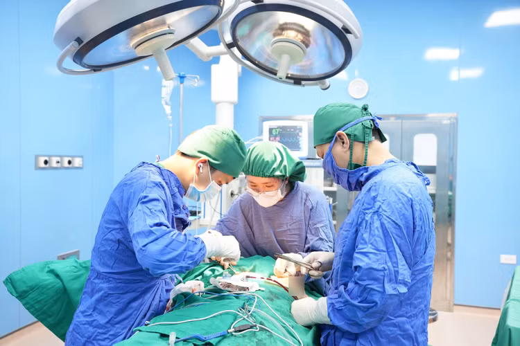 Phẫu thuật tạo hình tuyến vú bằng vạt da cơ lưng rộng tại Bệnh viện Bãi Cháy - Ảnh bVCC