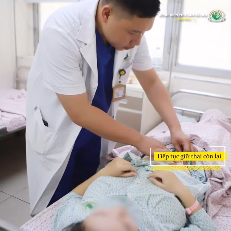 Thăm khám cho bà mẹ sau phẫu thuật - Ảnh BVCC Thăm khám cho bà mẹ sau phẫu thuật - Ảnh BVCC