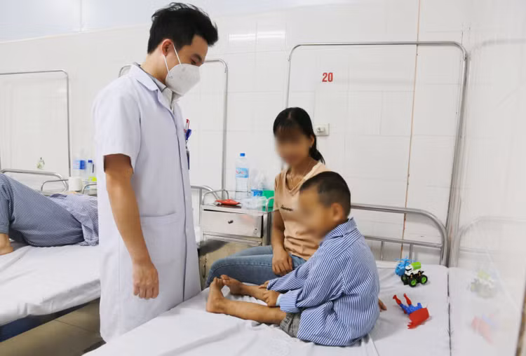 Bé trai đã bình phục sau khi được phẫu thuật điều trị Bé trai đã bình phục sau khi được phẫu thuật điều trị