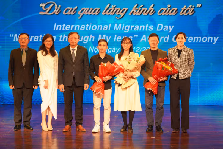 Nhân kỷ niệm Ngày Quốc tế Người di cư, Tổ chức Di cư quốc tế tại Việt Nam đã trao giải cho các cá nhân được bầu chọn cao nhất trong cuộc thi “Di cư qua lăng kính của tôi”. Nhân kỷ niệm Ngày Quốc tế Người di cư, Tổ chức Di cư quốc tế tại Việt Nam đã trao giải cho các cá nhân được bầu chọn cao nhất trong cuộc thi “Di cư qua lăng kính của tôi”.
