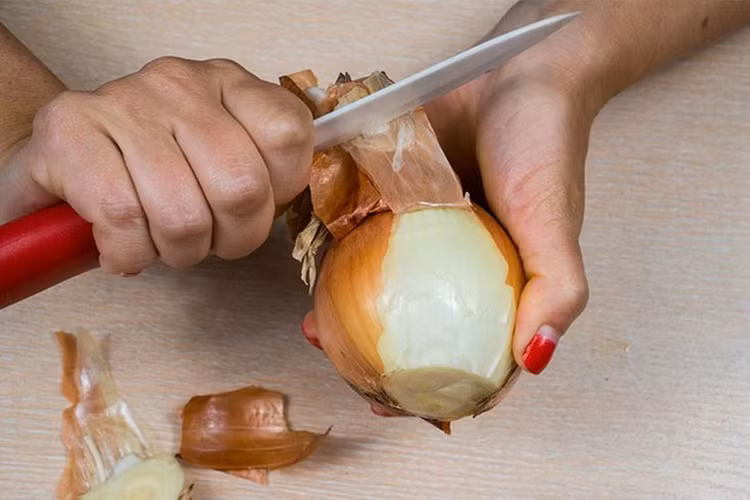Giới chuyên gia khuyến nghị bạn nên ăn hành sống thay vì nấu chín. (Ảnh: ITN) Giới chuyên gia khuyến nghị bạn nên ăn hành sống thay vì nấu chín. (Ảnh: ITN)