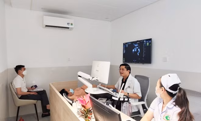 Thăm khám cho bệnh nhân tại bệnh viện Phụ sản Hà Nội