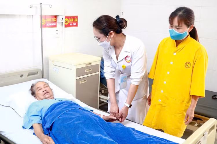 Thăm khám cho bệnh nhân sau phẫu thuật - Ảnh BVCC