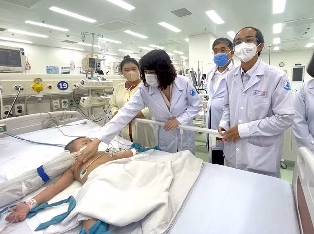 Thứ trưởng Bộ Y tế Nguyễn Thị Liên Hương thăm bệnh nhân tay chân miệng tại Bệnh viện Nhi đồng 1 Thứ trưởng Bộ Y tế Nguyễn Thị Liên Hương thăm bệnh nhân tay chân miệng tại Bệnh viện Nhi đồng 1