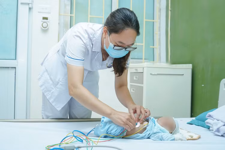 Thăm khám cho trẻ sau tại bệnh viện E - Ảnh BVCC