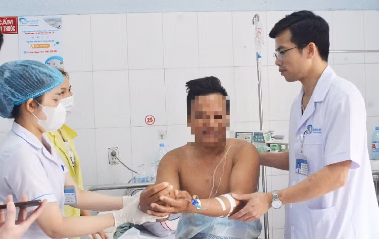 Nhờ được phẫu thuật thành công, người bệnh thoát khỏi nguy cơ bị cắt cụt cánh tay sau tai nạn lao động - Ảnh: BVCC
