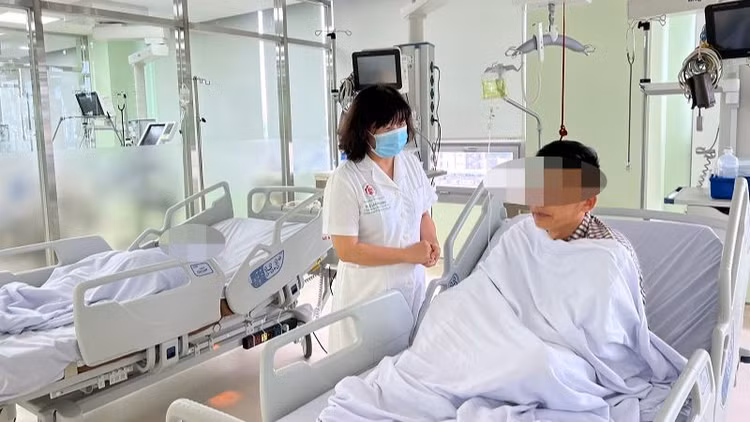 TS.BS Lê Lan Phương thăm khám cho bệnh nhân trước khi ra viện. - Ảnh: CAND