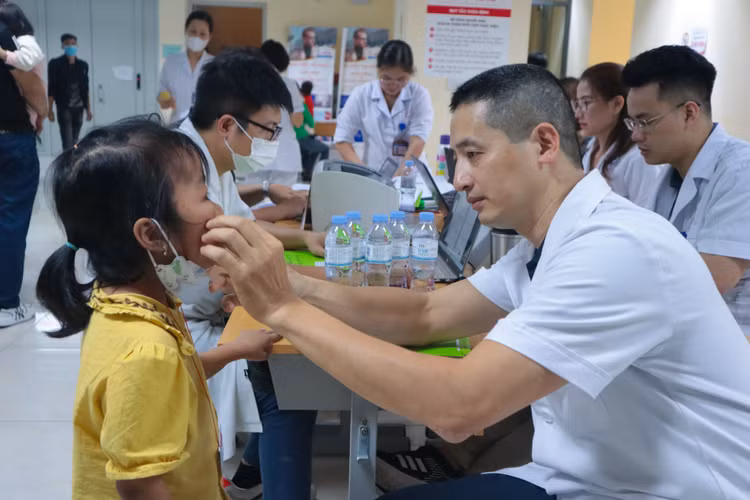 Thăm khám cho bệnh nhi tại Bệnh viện E Thăm khám cho bệnh nhi tại Bệnh viện E