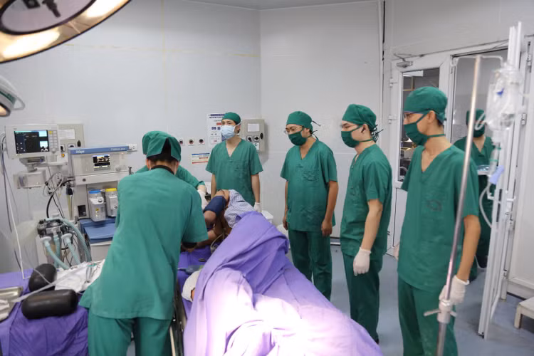 Bệnh nhân được gây mê trong tư thế nằm nghiêng - Ảnh BVCC