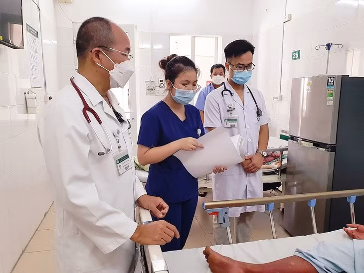 Thăm khám hội chẩn bệnh nhân sốt xuất huyết tại bệnh viện Bạch Mai Thăm khám hội chẩn bệnh nhân sốt xuất huyết tại bệnh viện Bạch Mai