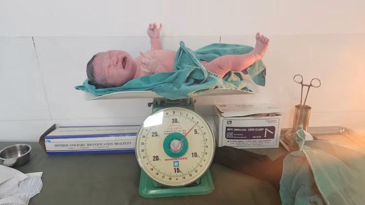 Bé gái nặng 4000gr an toàn và khỏe mạnh