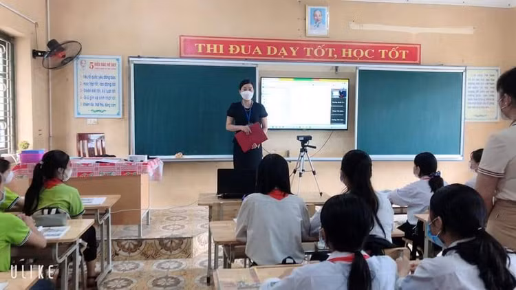Dù làm quản lý cô vẫn đam mê truyền thụ kiến thức cho các học sinh thân yêu