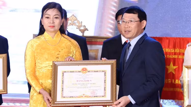 Nhà giáo Nguyễn Thị Thanh Thiết vinh dự được nhận Bằng khen của Chủ tịch UBND tỉnh Bắc Giang.