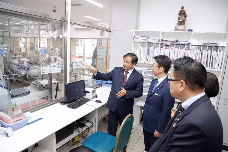 Giám đốc Đào Xuân Cơ giới thiệu với Đoàn Nghị sỹ của Thượng viện Nhật Bản về những thành tựu y tế và sự phát triển của Bệnh viện Bạch Mai trong thời gian qua Giám đốc Đào Xuân Cơ giới thiệu với Đoàn Nghị sỹ của Thượng viện Nhật Bản về những thành tựu y tế và sự phát triển của Bệnh viện Bạch Mai trong thời gian qua