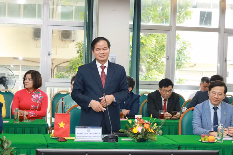 PGS.TS Đào Xuân Cơ - Giám đốc Bệnh viện Bạch Mai đánh giá cao sự hỗ trợ của Nhật bản với Bệnh viện Bạch Mai và đề nghị bạn tiếp tục hỗ trợ Bệnh viện xây dựng Trung tâm Cấp cứu đa năng PGS.TS Đào Xuân Cơ - Giám đốc Bệnh viện Bạch Mai đánh giá cao sự hỗ trợ của Nhật bản với Bệnh viện Bạch Mai và đề nghị bạn tiếp tục hỗ trợ Bệnh viện xây dựng Trung tâm Cấp cứu đa năng