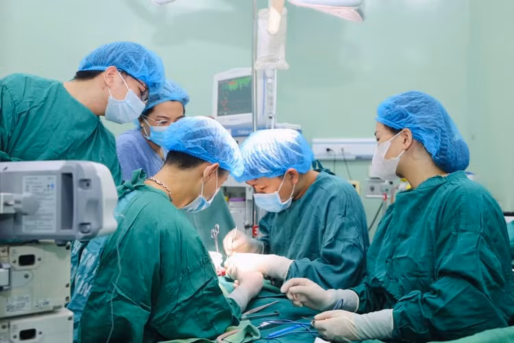 Ca phẫu thuật thoát vị cho trẻ ngay sau khi sinh -Ảnh BVCC Ca phẫu thuật thoát vị cho trẻ ngay sau khi sinh -Ảnh BVCC