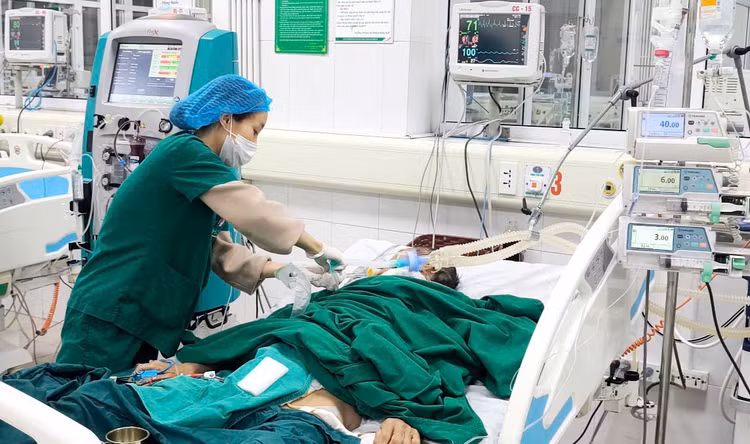 Bệnh nhân hôn mê do ngộ độc rượu tại bệnh viện nhiệt đới Trung ương - Ảnh BVCC Bệnh nhân hôn mê do ngộ độc rượu tại bệnh viện nhiệt đới Trung ương - Ảnh BVCC