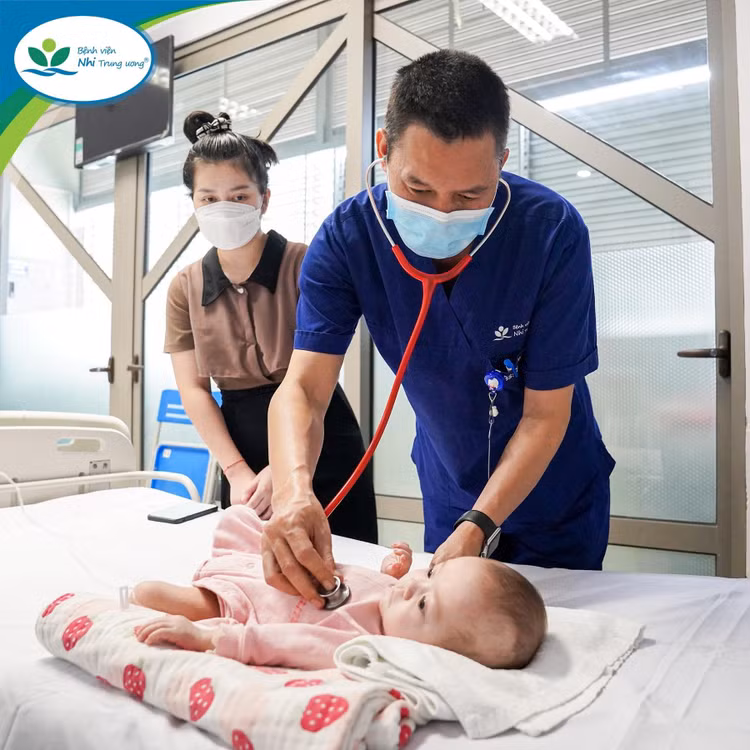 Thăm khám cho trẻ sau phẫu thuật.
