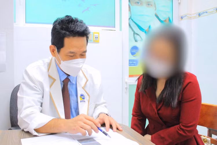 Bác sĩ tư vấn cho bệnh nhân - ảnh BVCC