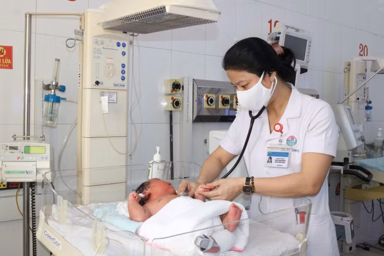 Bé trai hiện đang được theo dõi và chăm sóc tại Khoa Nhi – BVĐK tỉnh.