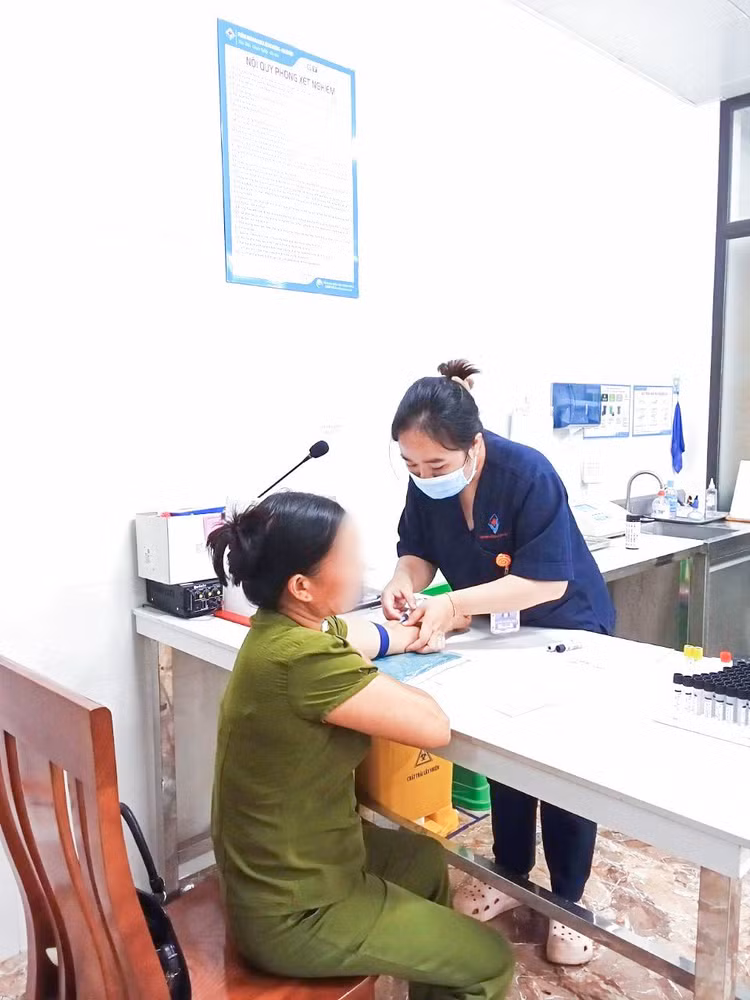 Lấy máu xét nghiệm cho bệnh nhân bị dị ứng do giun đũa chó - Ảnh BVCC Lấy máu xét nghiệm cho bệnh nhân bị dị ứng do giun đũa chó - Ảnh BVCC