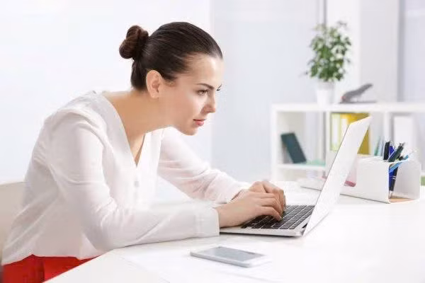 Tư thế ngồi sai gây hại sức khỏe - Ảnh minh họa