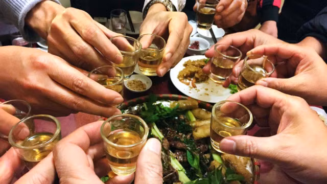 Bí quyết chống say rượu khi gặp mặt đầu năm ảnh 1