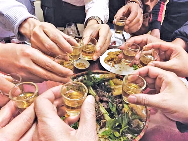 Rượu bia là nguyên nhân tăng bệnh gút - Ảnh minh họa