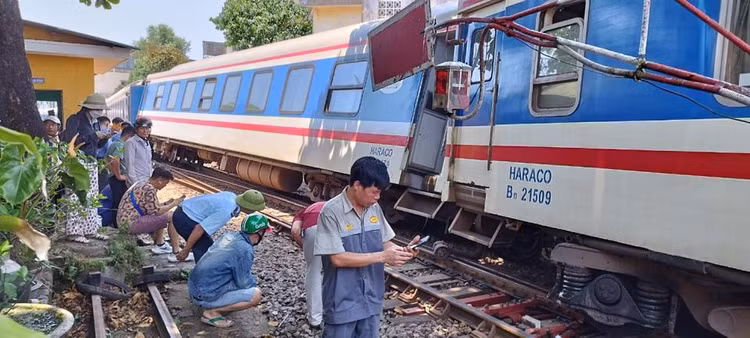 Anh Bảo Lâm, hành khách đi trên tàu chia sẻ trên báo Vietnamnet: "Khi tôi đang nằm nghỉ thì bất ngờ nghe những tiếng động lớn, liền sau đó tôi phát hiện một số toa tàu bị nghiêng. Sự việc khiến hàng trăm hành khách trên các toa tàu hoảng loạn". Ảnh: Vietnamnet.