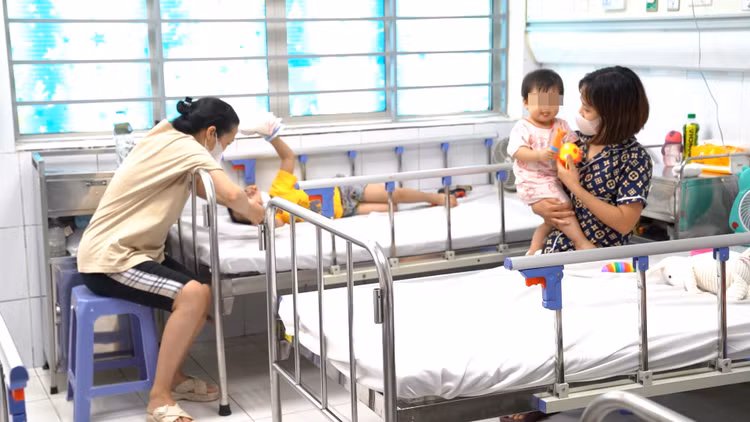 Bệnh nhi mắc bệnh tay chân miệng tại bệnh viện Nhi TƯ Bệnh nhi mắc bệnh tay chân miệng tại bệnh viện Nhi TƯ