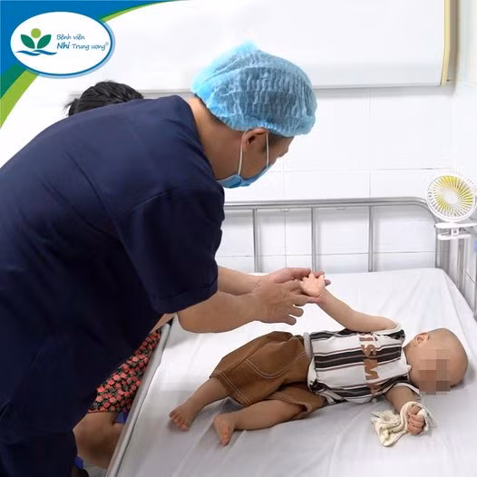 TS.BS Nguyễn Văn Lâm – Giám đốc Trung tâm Bệnh nhiệt đới, Bệnh viện Nhi Trung ương đang thăm khám cho trẻ mắc Tay Chân Miệng