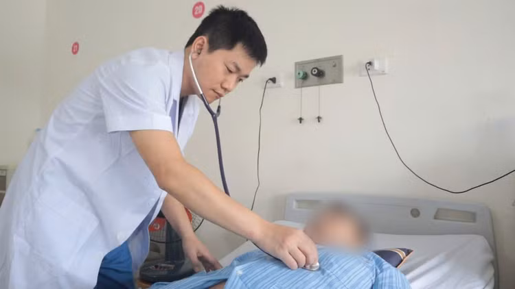 Thăm khám cho bệnh nhân sau phẫu thuật - Ảnh BVCC
