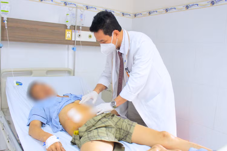 Thăm khám cho bệnh nhân sau phẫu thuật - Ảnh BVCC Thăm khám cho bệnh nhân sau phẫu thuật - Ảnh BVCC