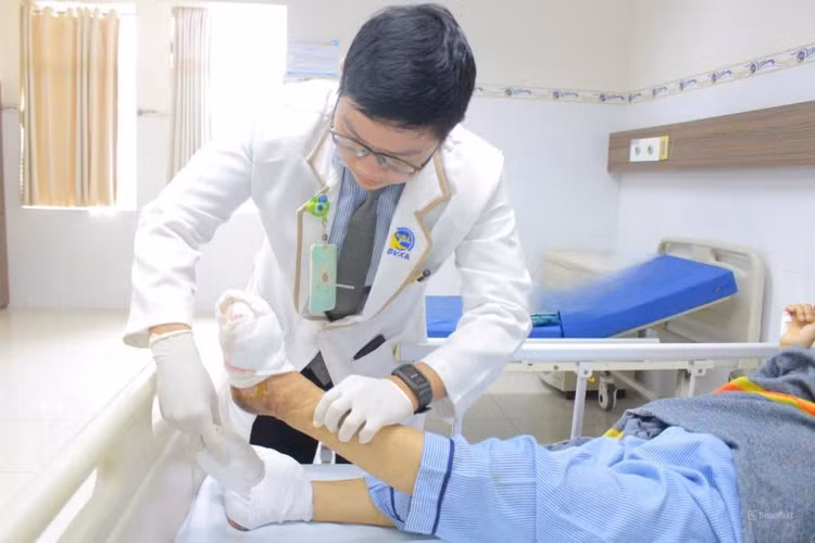 Thay băng vết thương của bệnh nhân sau phẫu thuật - Ảnh BVCC Thay băng vết thương của bệnh nhân sau phẫu thuật - Ảnh BVCC