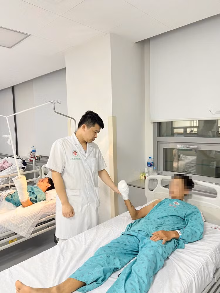 ThS.Bs Nguyễn Bá Minh thăm khám bệnh nhân sau phẫu thuật - Ảnh BVCC ThS.Bs Nguyễn Bá Minh thăm khám bệnh nhân sau phẫu thuật - Ảnh BVCC