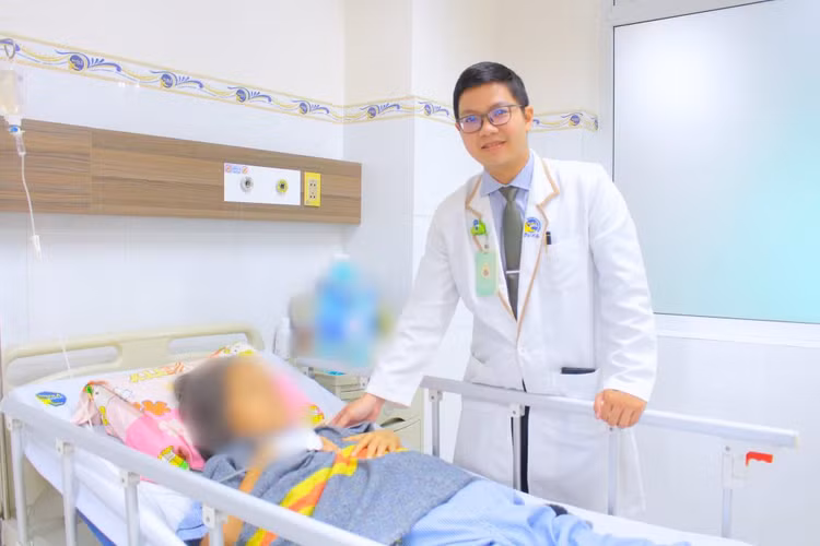 Thăm khám cho bệnh nhân - ảnh BVCC Thăm khám cho bệnh nhân - ảnh BVCC