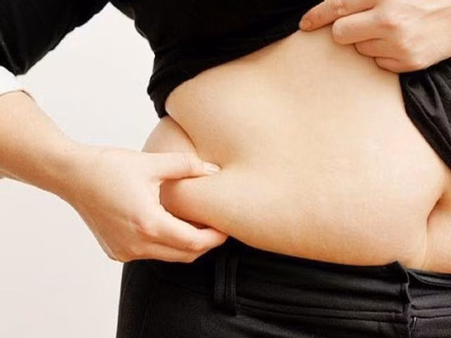 Bụng dưới phình to báo hiệu chị em già nhanh Bụng dưới phình to báo hiệu chị em già nhanh