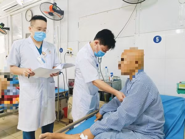 Thăm khám cho bệnh nhân sau can thiệp - Ảnh BVCC Thăm khám cho bệnh nhân sau can thiệp - Ảnh BVCC