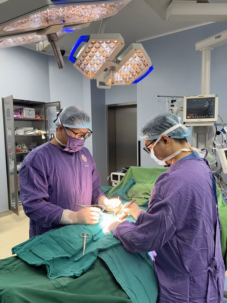 Các bác sĩ thực hiện ca phẫu thuật cắt u mỡ vùng bìu khổng lồ cho bệnh nhân - Ảnh BVCC Các bác sĩ thực hiện ca phẫu thuật cắt u mỡ vùng bìu khổng lồ cho bệnh nhân - Ảnh BVCC